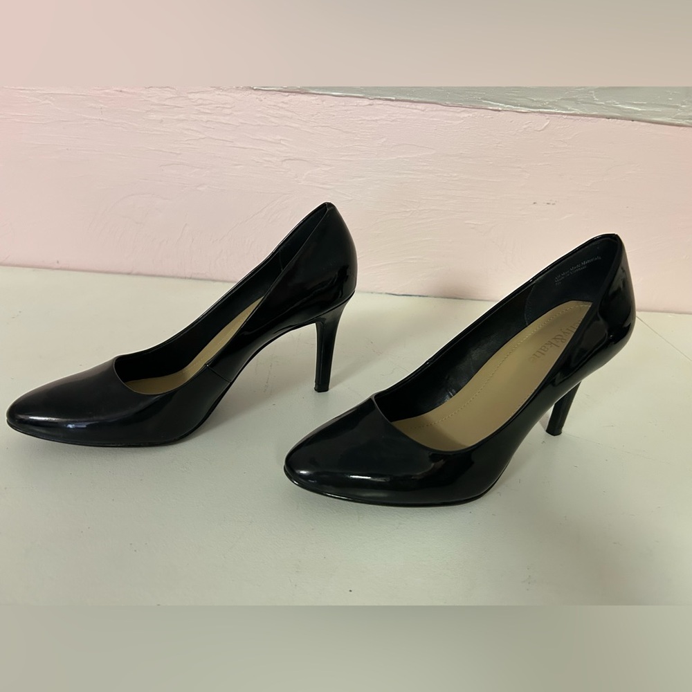 Elegant Black Patent High Heeled Pumps with Pointed Toes and 3.5 inch Heels